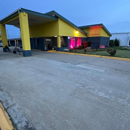Travel Inn & Suites Emporia Exterior photo