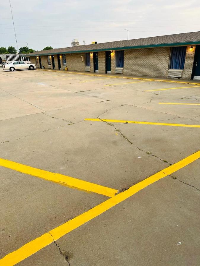 Travel Inn & Suites Emporia Exterior photo