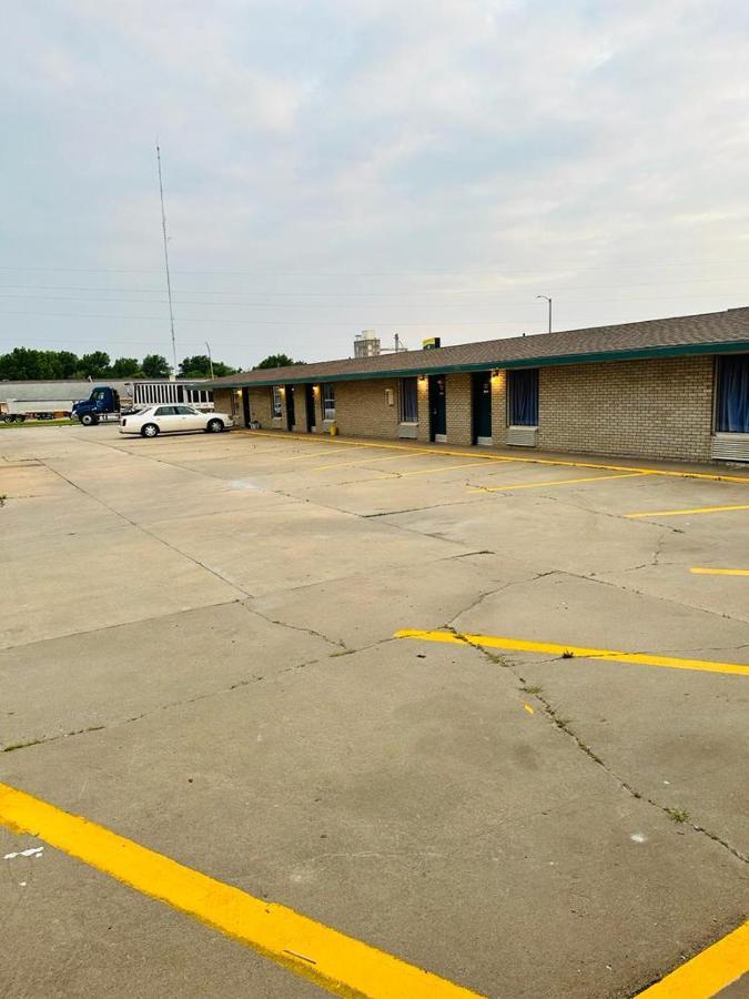 Travel Inn & Suites Emporia Exterior photo