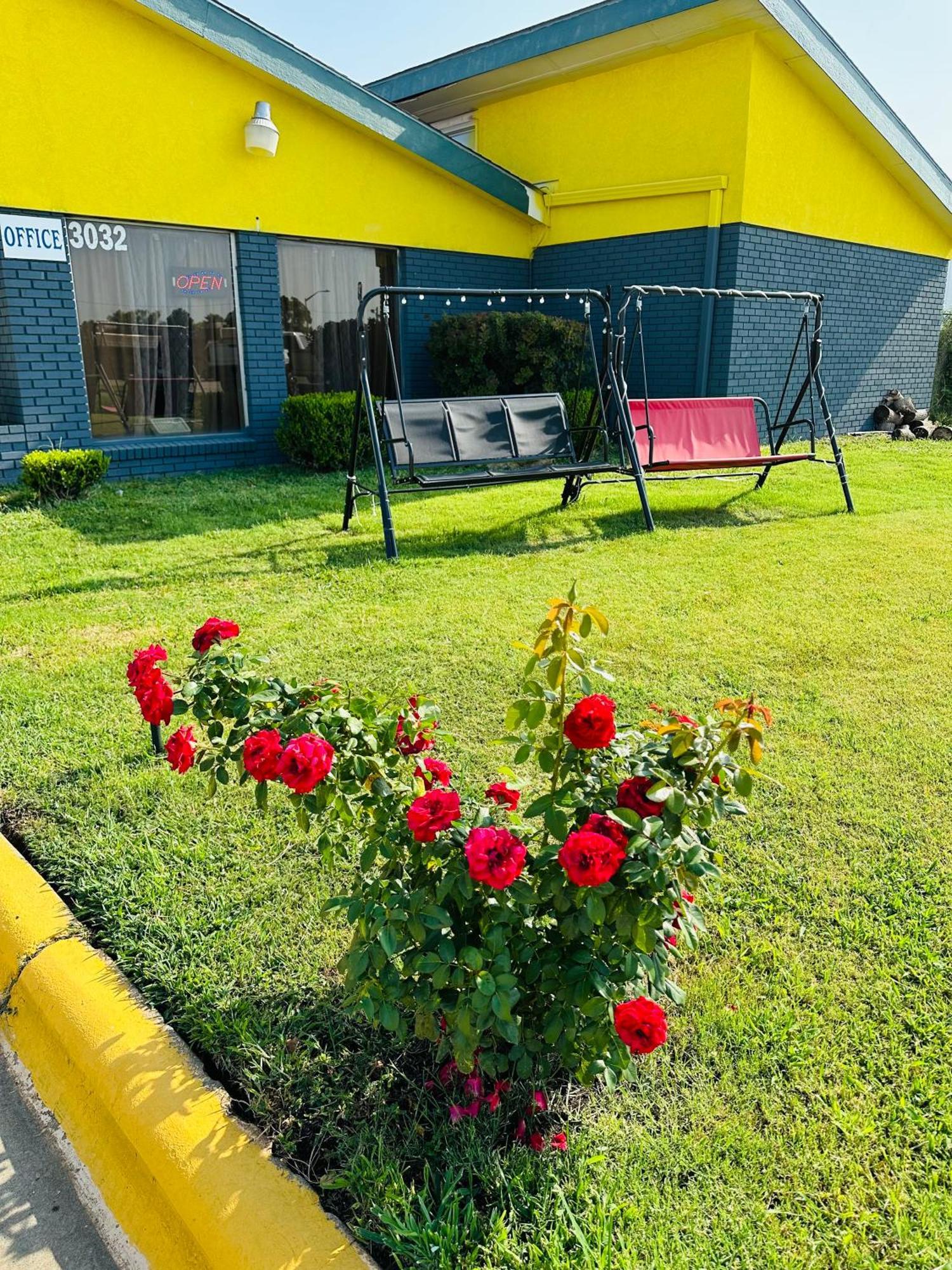 Travel Inn & Suites Emporia Exterior photo