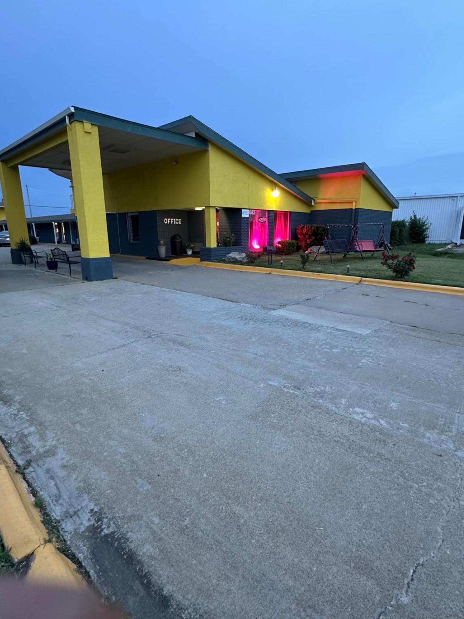 Travel Inn & Suites Emporia Exterior photo